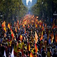 مئات الآلاف يحتشدون في برشلونة ضد انفصال إقليم كتالونيا عن إسبانيا